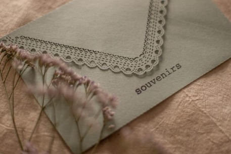 Enveloppe souvenirs - Dentelle vert sauge | Rainbows and Lollipops