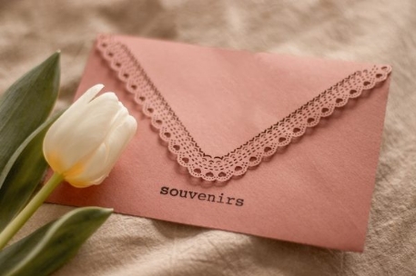 Enveloppe souvenirs - Dentelle rose framboise | Rainbows and Lollipops