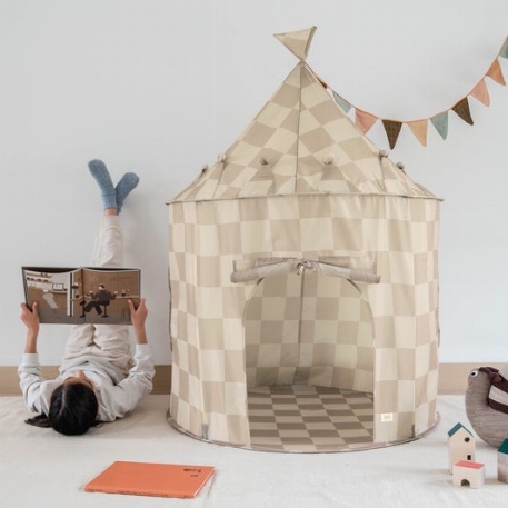Tente de jeu castle en tissu recyclé - Damier Beige | 3 Sprouts